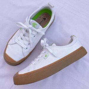 Cariuma OCA Low Off White Gum Canvas Sneakers Size 6